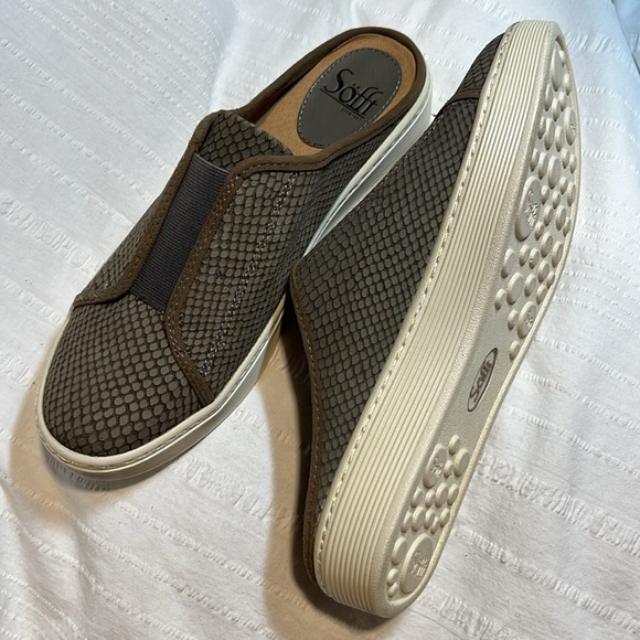 New Sofft Beekon Slip-on Mule Shoes Sneakers Snake Pattern Airport Friendly 7.5M - Picture 6 of 16